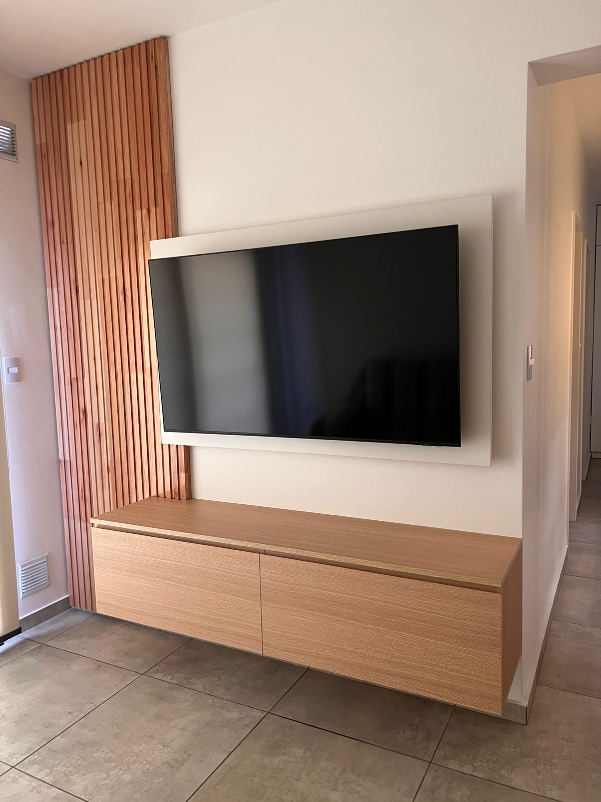 Rack de TV flotante con panel de madera