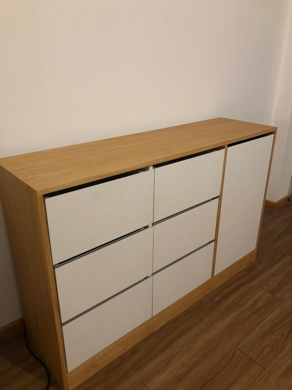 Cómoda de madera con cajones blancos
